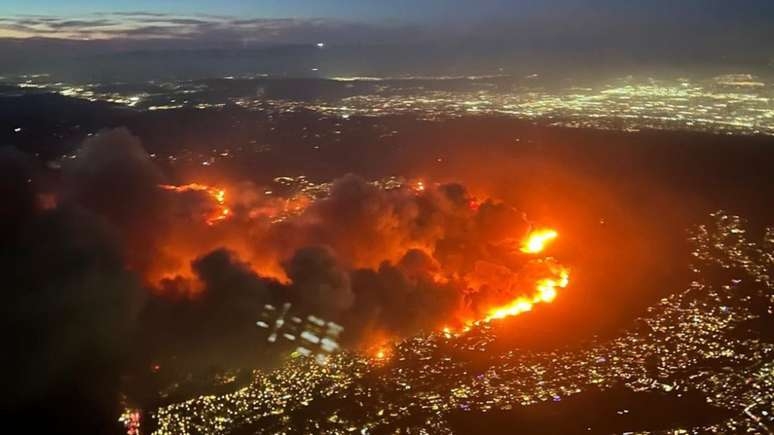 Incêndios devastam Los Angeles: ventos de Santa Ana intensificam crise e ampliam destruição