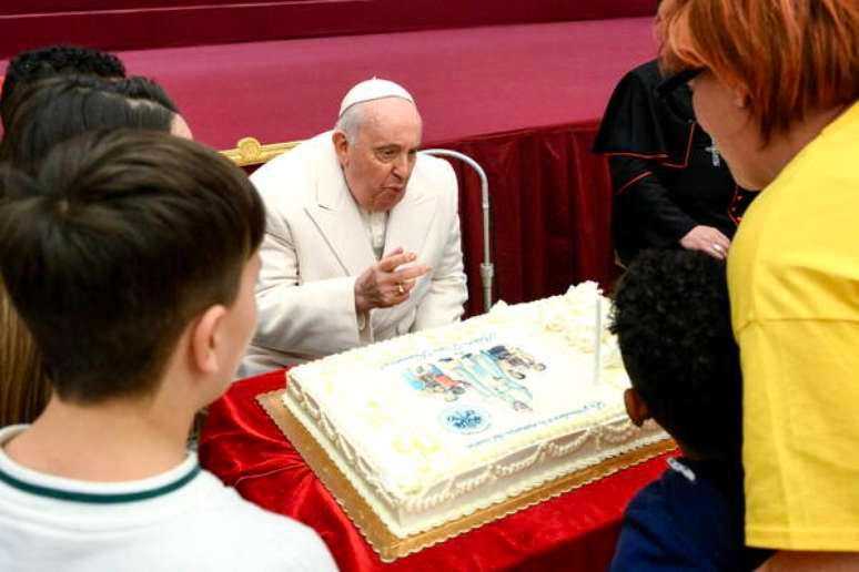 Com festa de aniversário no Vaticano, Papa completa 87 anos