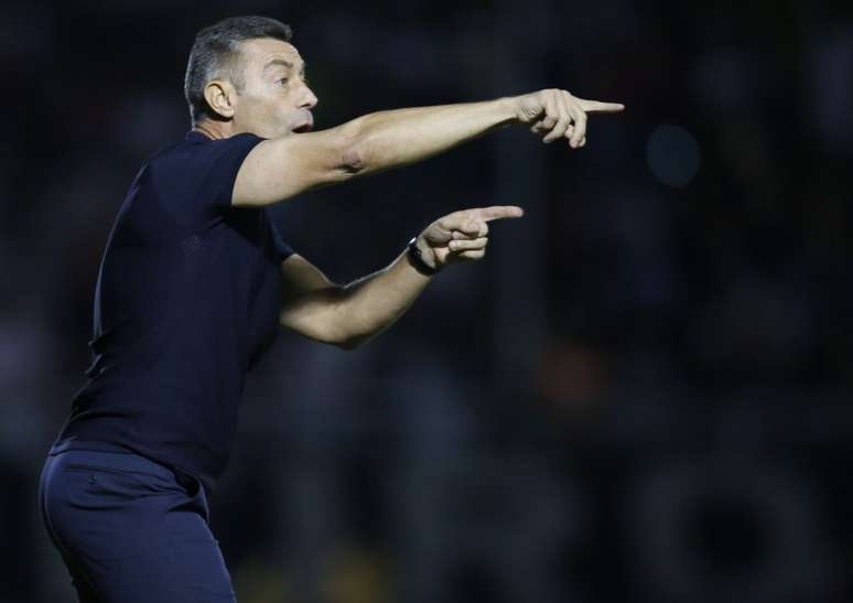 Pedro Caixinha aponta falhas e volta a comentar sobre problemas emocionais da equipe