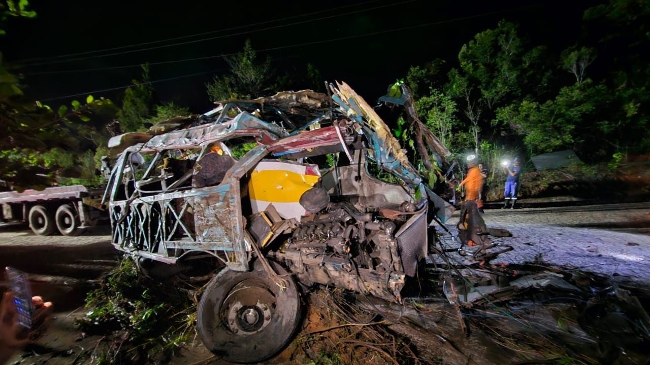 Retirada do ônibus que caiu na Serra da Barriga é finalizada