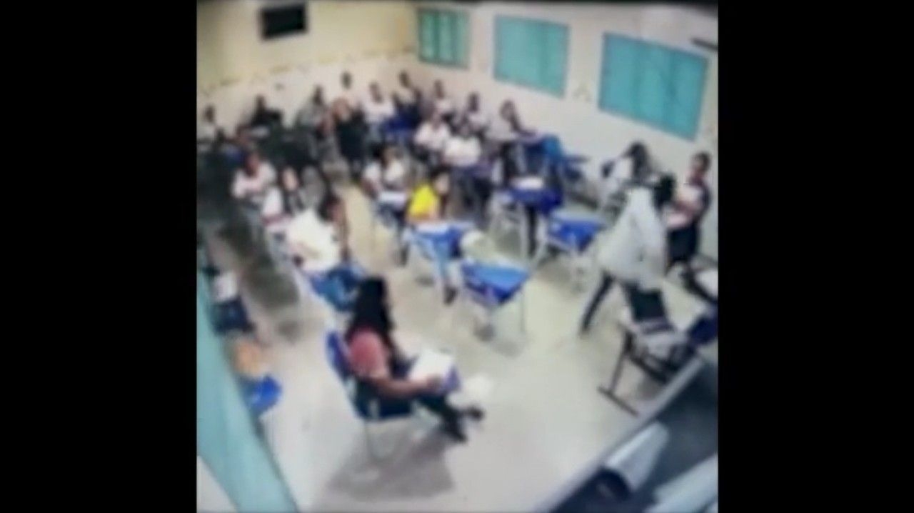 Vídeo revela agressão de aluno a professora em escola