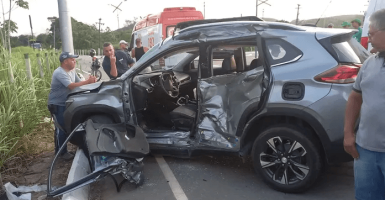 Acidente na AL-105 deixa seis feridos; vítima fica presa às ferragens