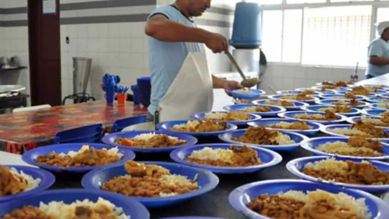 Governo Lula reduz limite de ultraprocessados na merenda