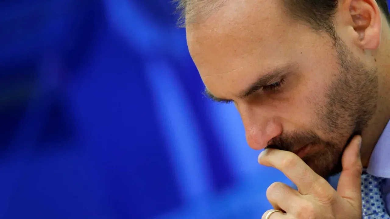 Eduardo Bolsonaro pode abrir mão do mandato de deputado