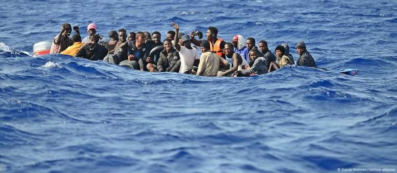 Entradas irregulares na UE recuam 38% para 239 mil em 2024