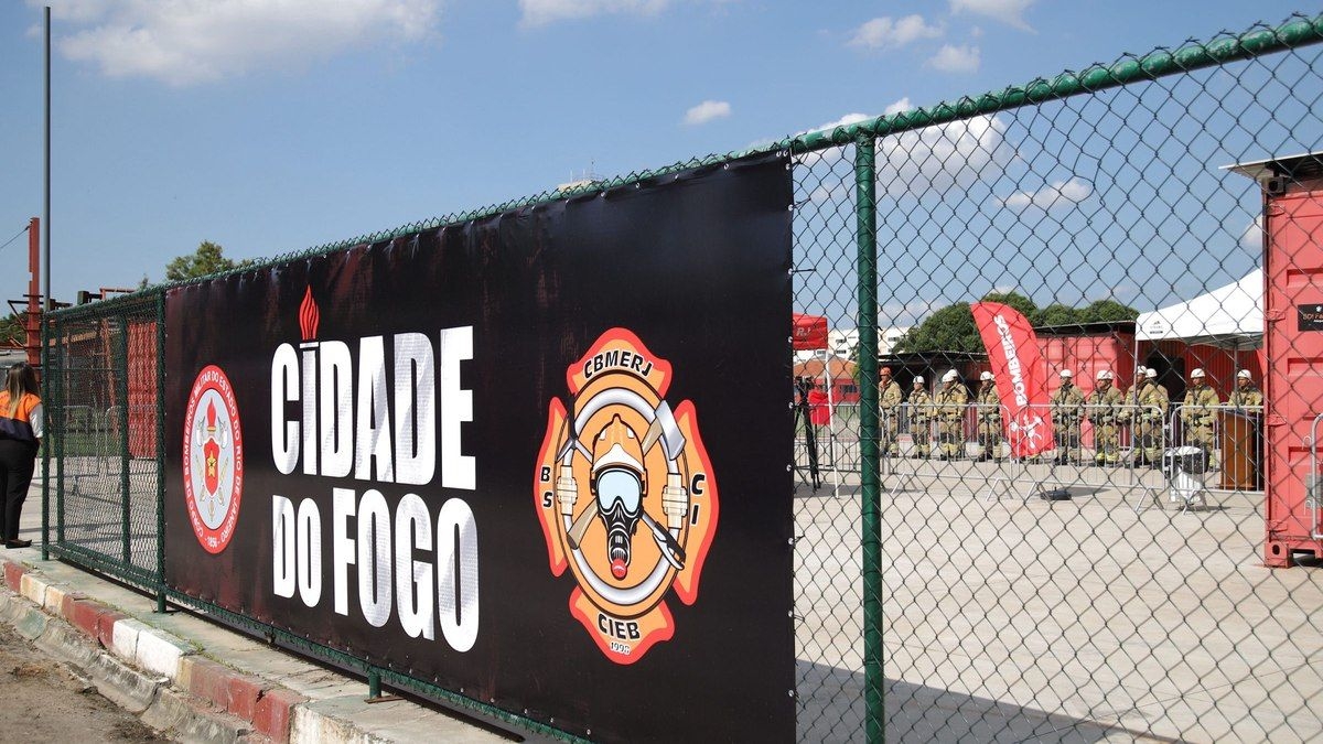 Cidade do Fogo no Rio é inaugurada para treinamento de bombeiros