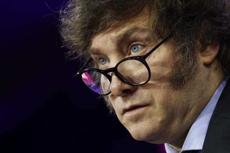 Senado argentino rejeita megadecreto de Milei em sessão tensa convocada por vice