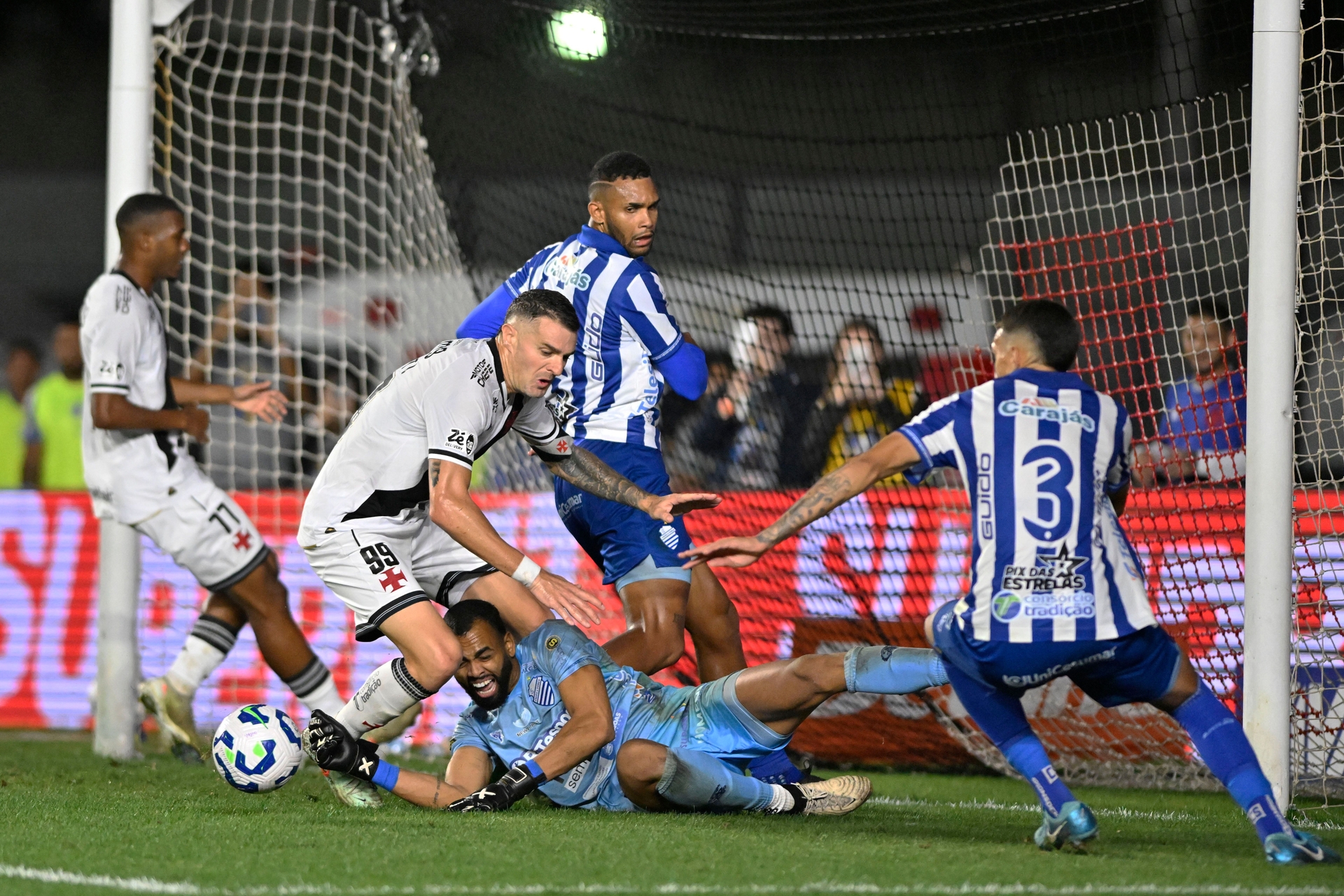CSA enfrenta Ponte Preta com mudanças na escalação