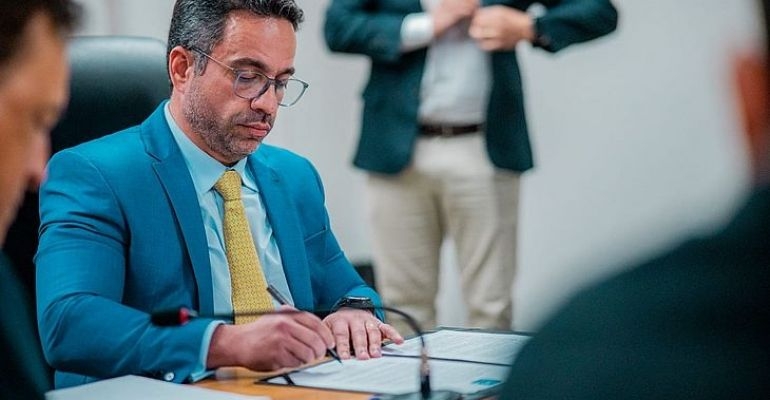 Dantas anuncia pagamento de janeiro dos servidores contratados da Educação