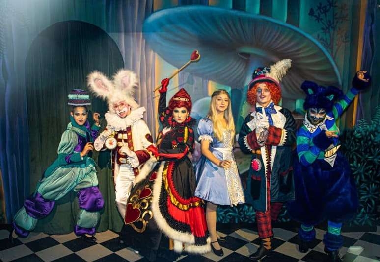 Imperdível!! Restaurante temático Alice e o Chapeleiro, em Gramado, é um mergulho delicioso e divertido no País das Maravilhas"