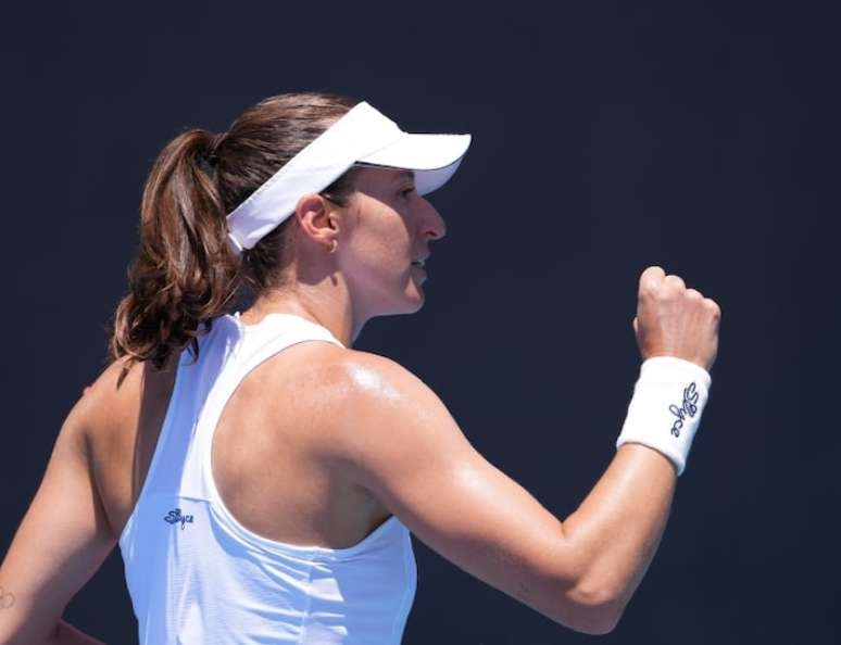 Luisa Stefani cai nas duplas do Australian Open, seu primeiro campeonato após cirurgia no joelho