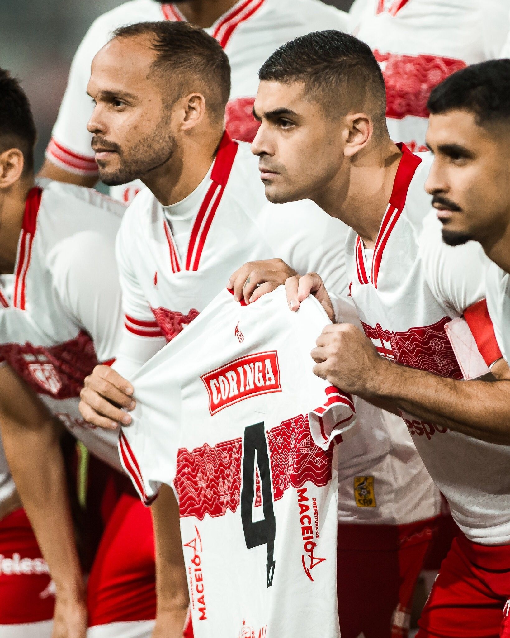 Jogadores do CRB homenageiam Luís Segovia em partida