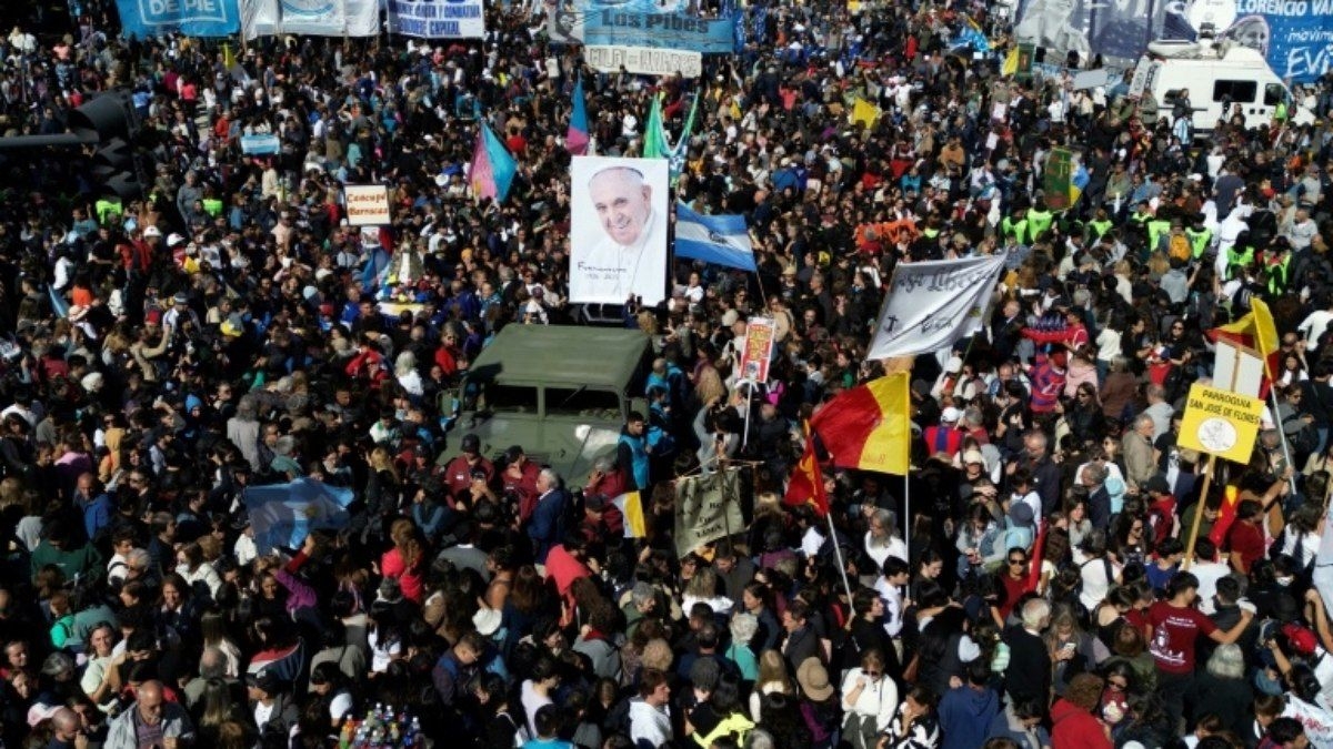 Buenos Aires homenageia papa Francisco com dança e emoção