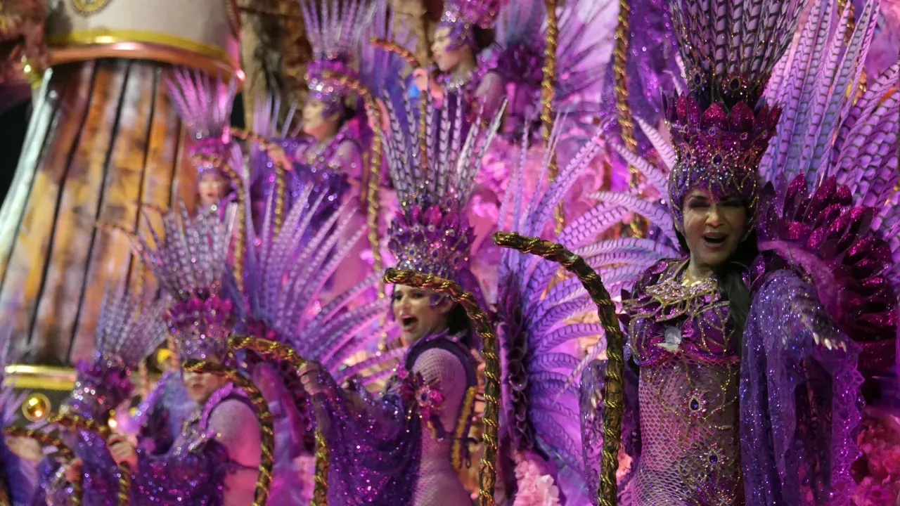 Vai-Vai realiza desfile emocionante em homenagem a Zé Celso