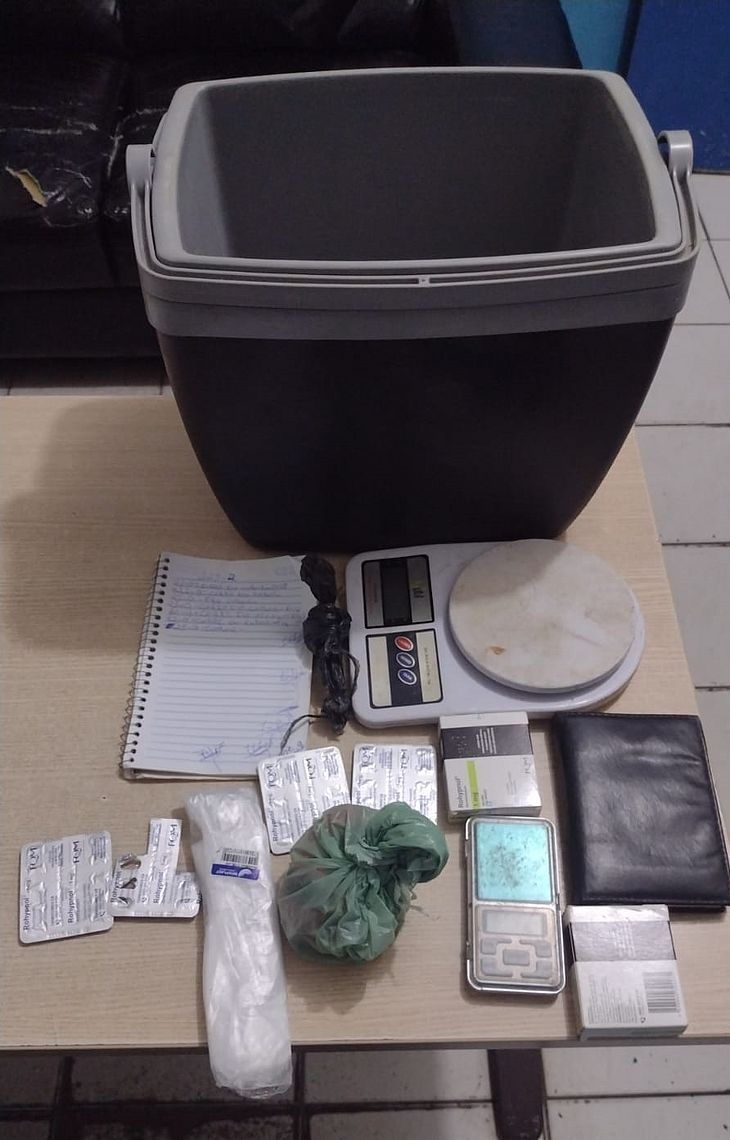 Suspeito de tráfico é preso com drogas escondidas em caixa térmica, no Benedito Bentes