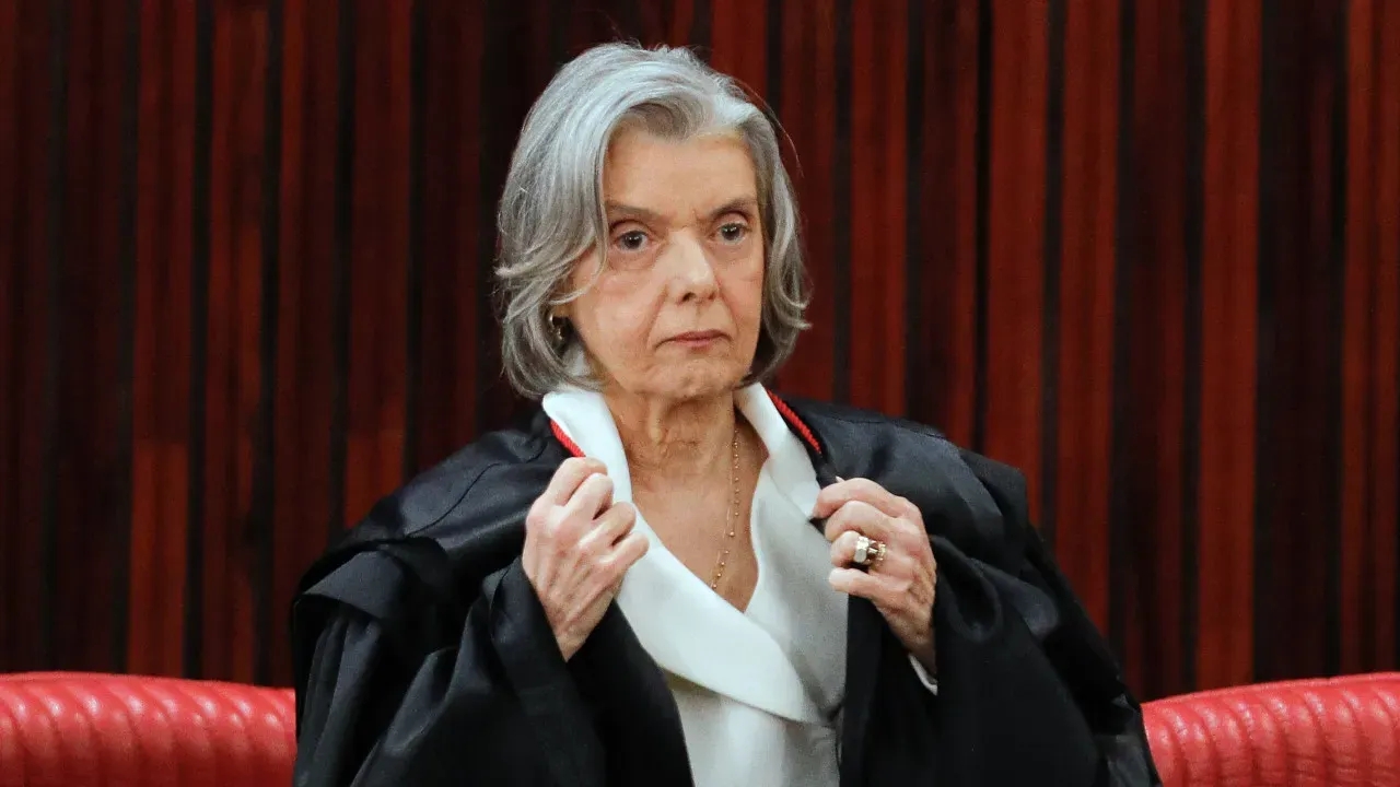 Cármen Lúcia alerta para vigilância constante da democracia