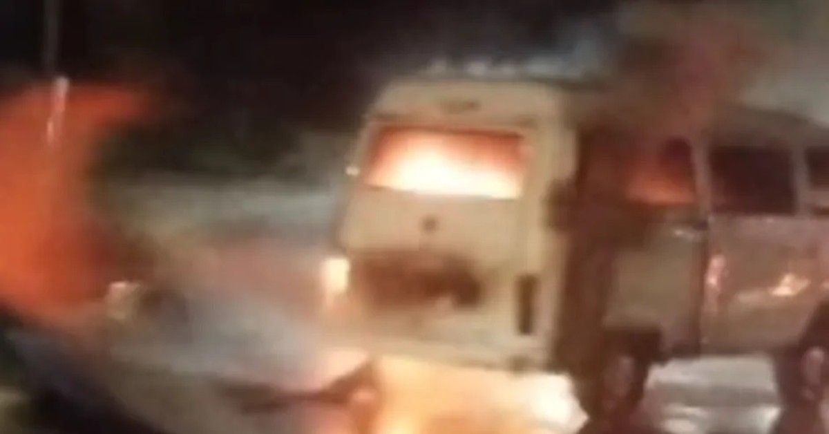 Kombi pega fogo em avenida de Maceió e é destruída