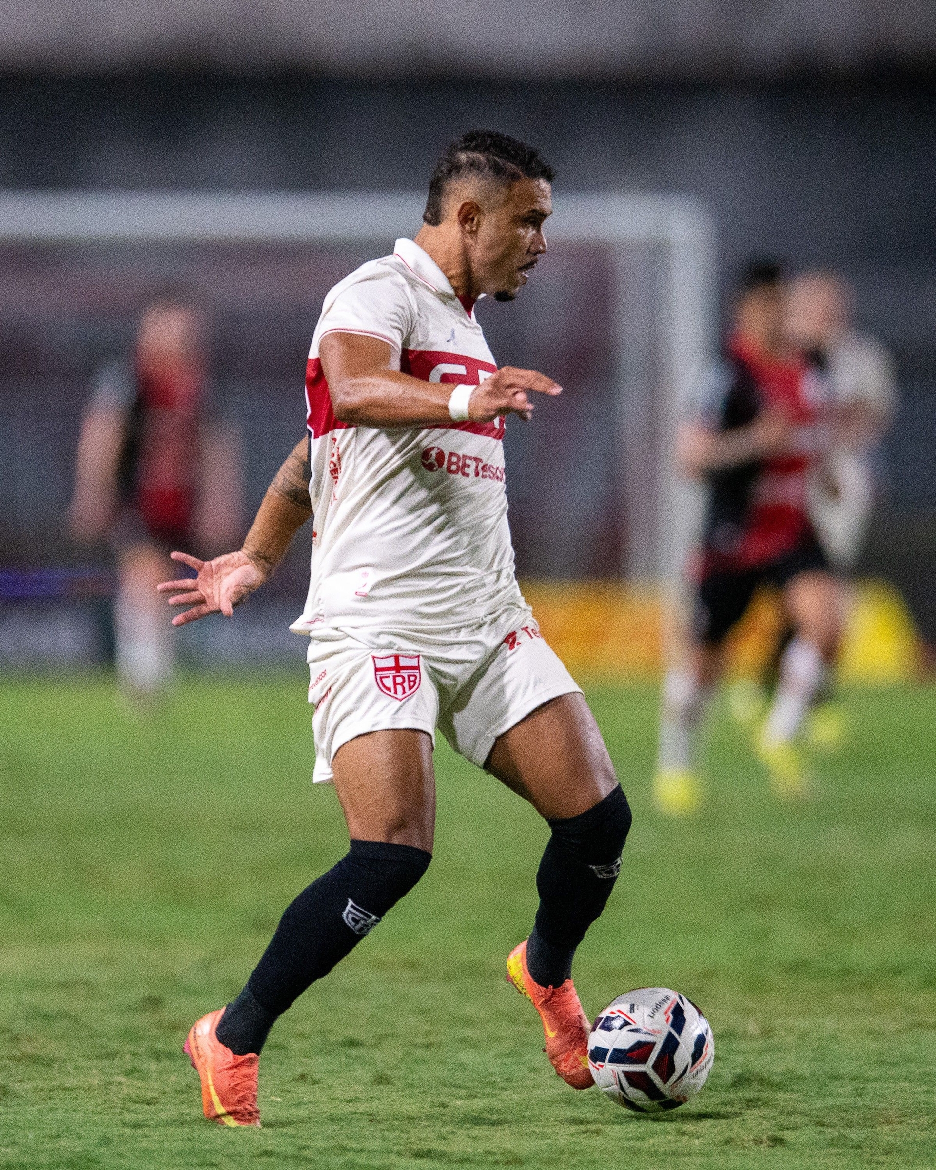 Barroca observa Pottker no ataque do CRB e explica escolha