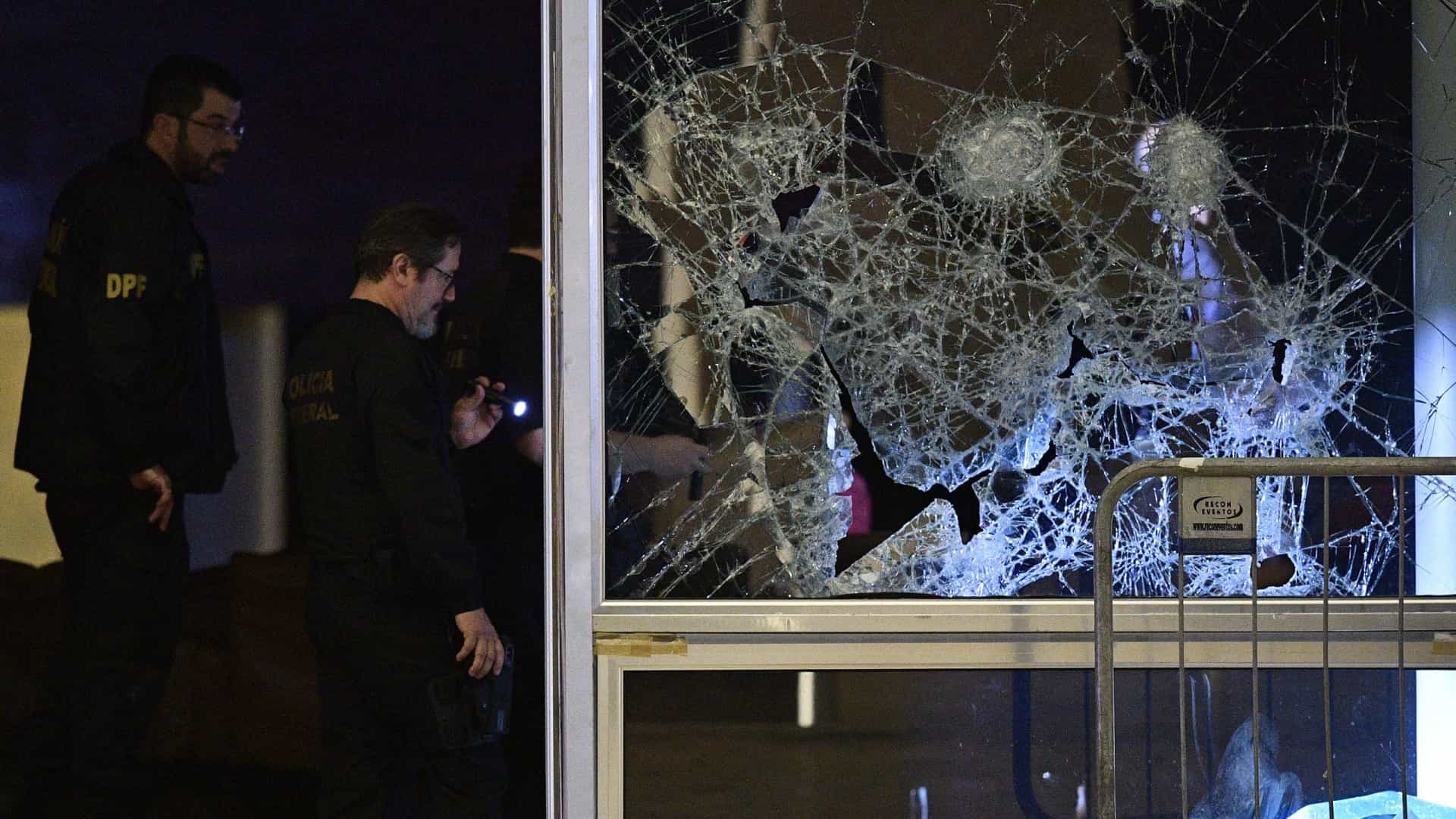 PF prende suspeito de envolvimento no 8/1 a partir de digitais em vidraça