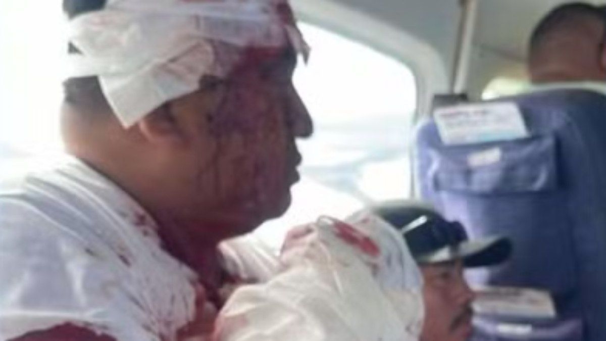 Homem sequestra avião e é morto por passageiro armado