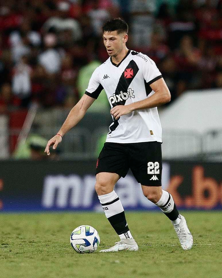 Zagueiro do Vasco, Capasso mostra fratura nas costas e mira um 2024 melhor