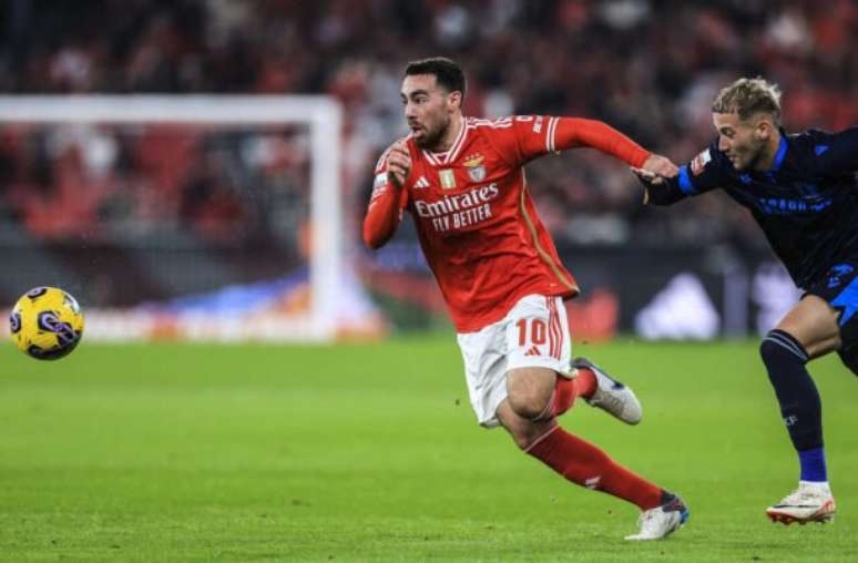 Benfica vence e assume, provisoriamente, a liderança do Português