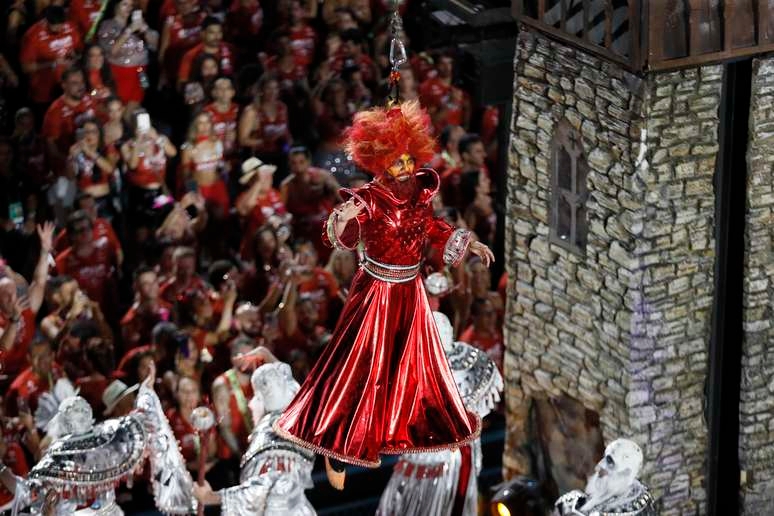 'Dói': quem é a acrobata que desfilou na Sapucaí pendurada pelos cabelos