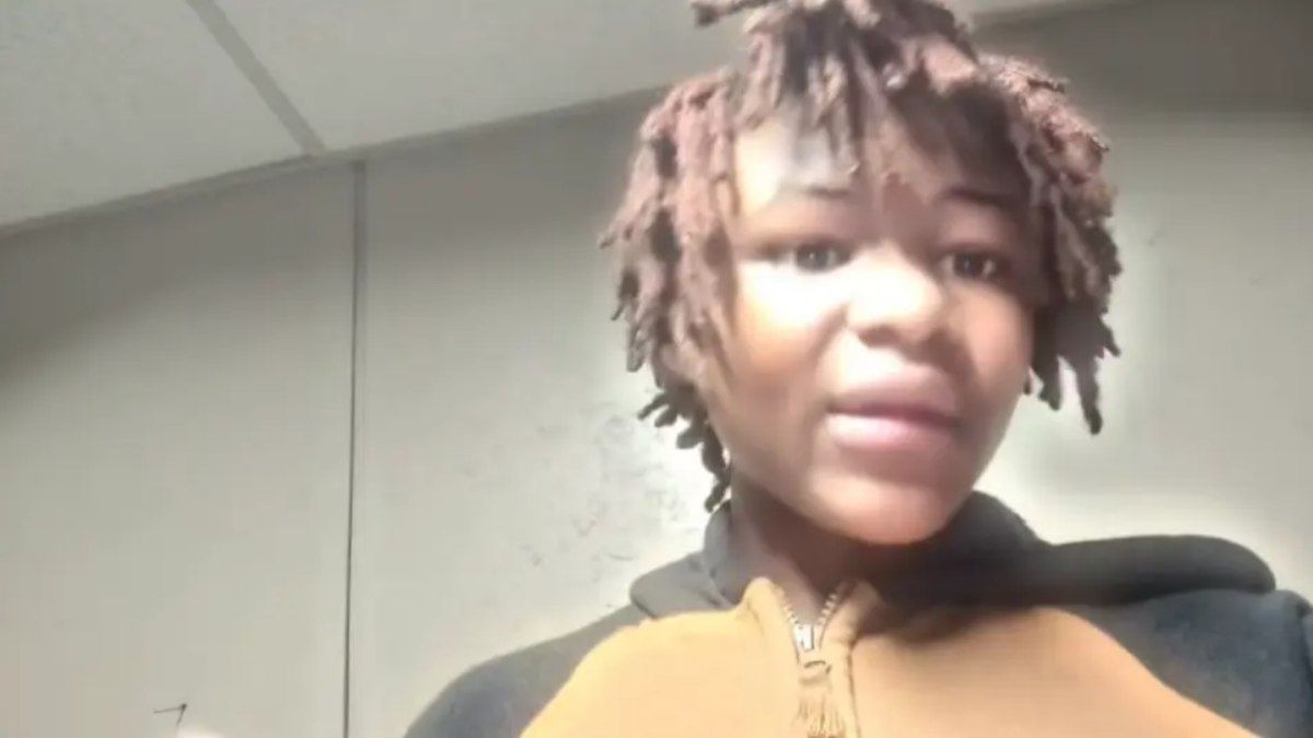 Adolescente é morto por bala perdida enquanto joga em casa