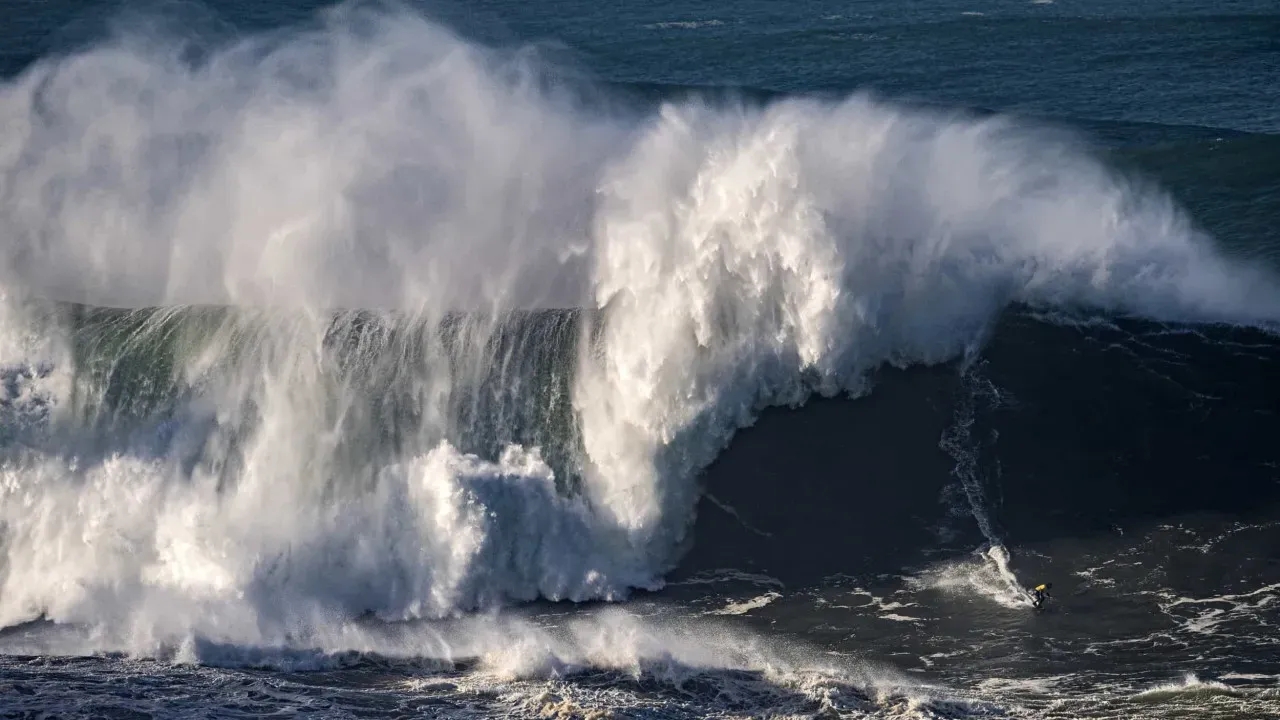 Homem morre afogado após ser derrubado por onda em Ubatuba