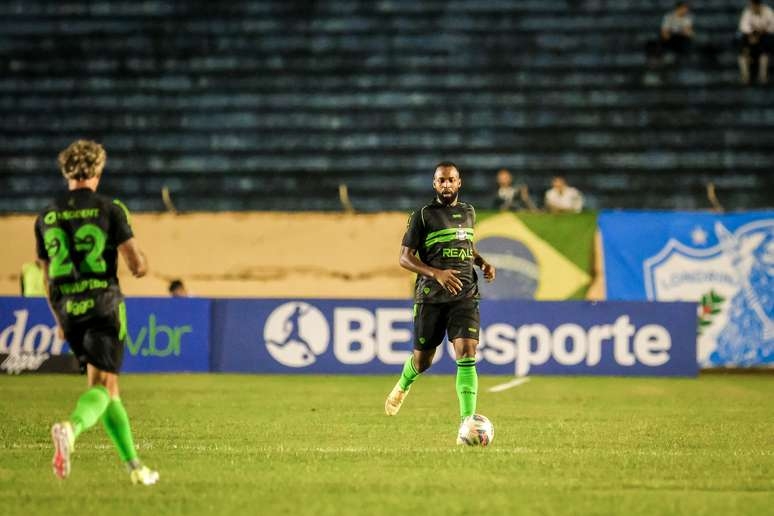 Coritiba tem volume no ataque, mas erros na defesa custam definem o empate