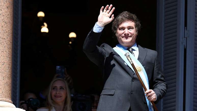 Por que Milei fará demissão em massa de funcionários públicos na Argentina