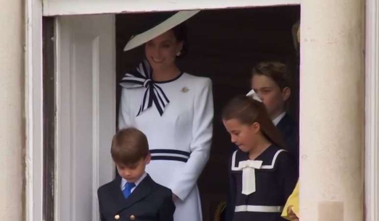Princesa Charlotte dá bronca no irmão e Kate Middleton se diverte com a cena