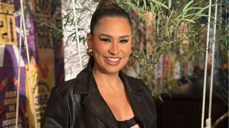 De roupão, Simome Mendes exibe silhueta mais magra e impressiona: 'Emagreceu muito'