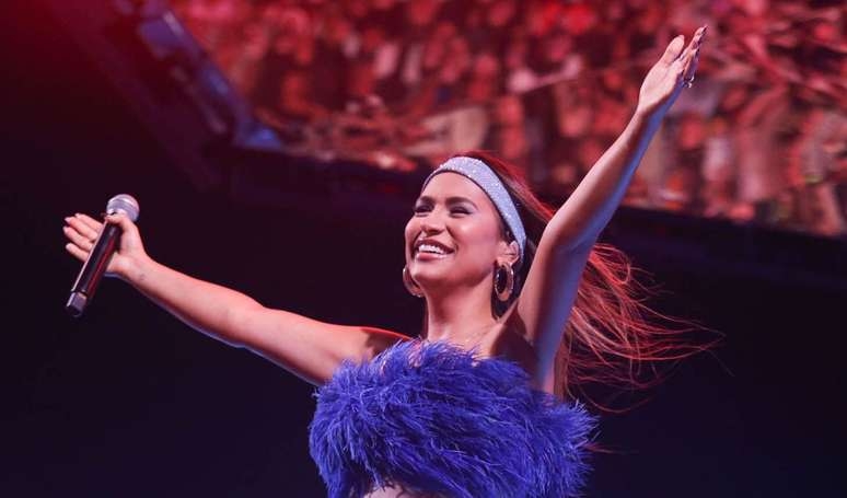 De look tomara que caia, Simone Mendes deixa barriga chapada à mostra em show com Anitta e corpo magro rouba a cena. Fotos!