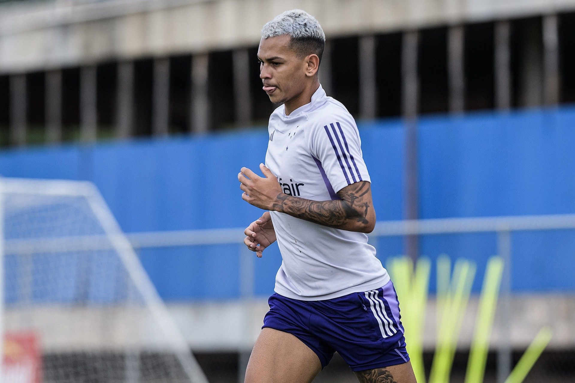 CRB confirma saída de Léo Pereira e chegada de volante