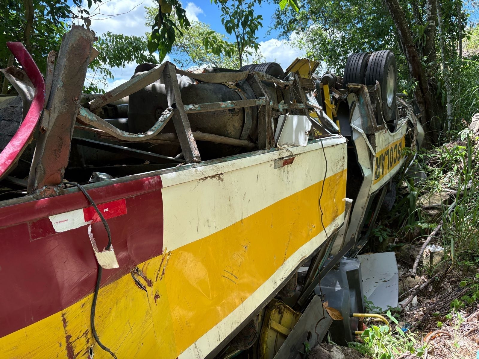 Remoção urgente de ônibus acidentado em Alagoas