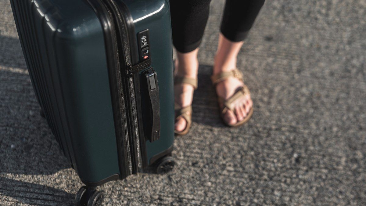 Mulher é presa por transportar criança em mala