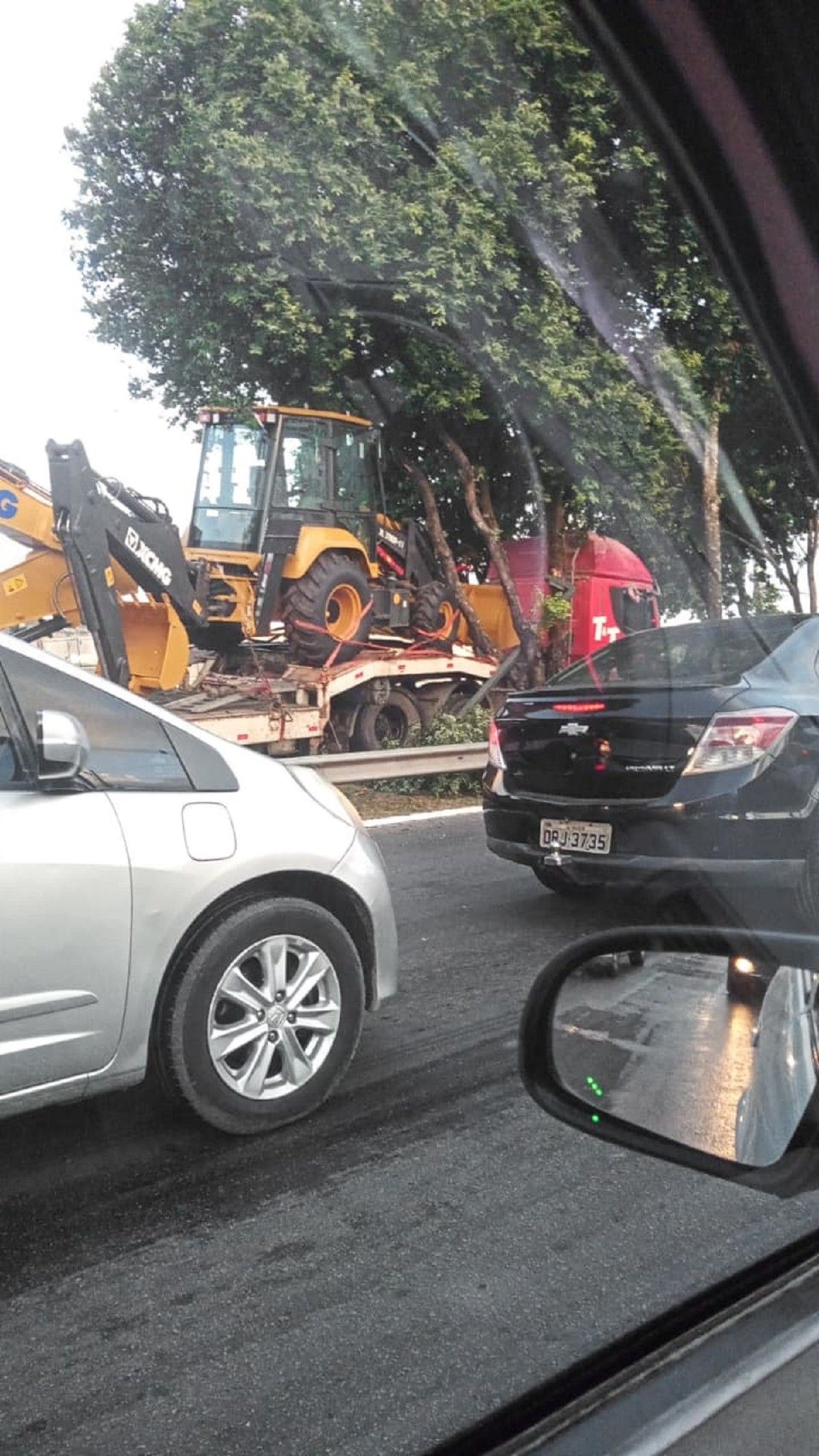 Carreta invade ciclovia após sair da pista em Maceió