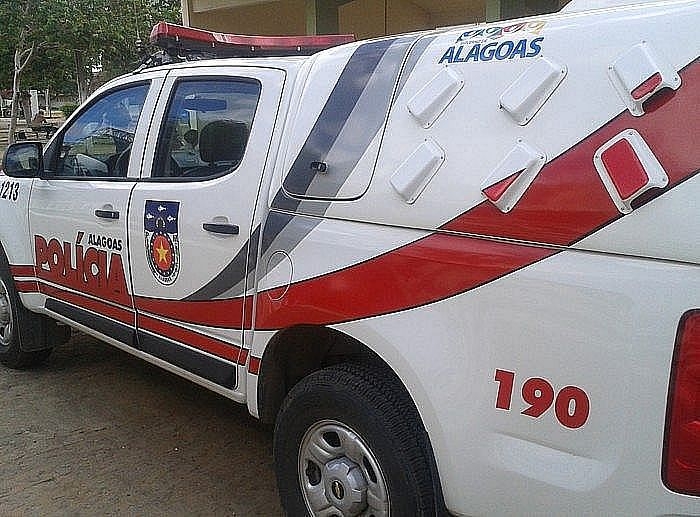 Homem é contido por populares após suspeita de agredir a esposa, em Alagoas