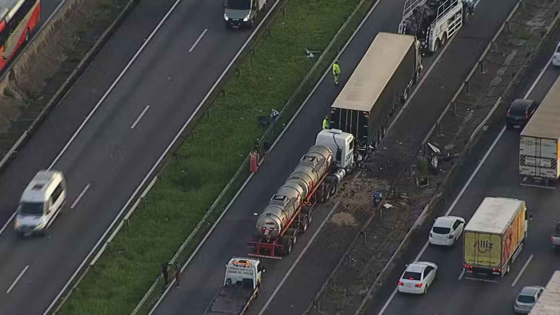 Engavetamento na Rodovia Presidente Dutra, em São Paulo, mata três pessoas