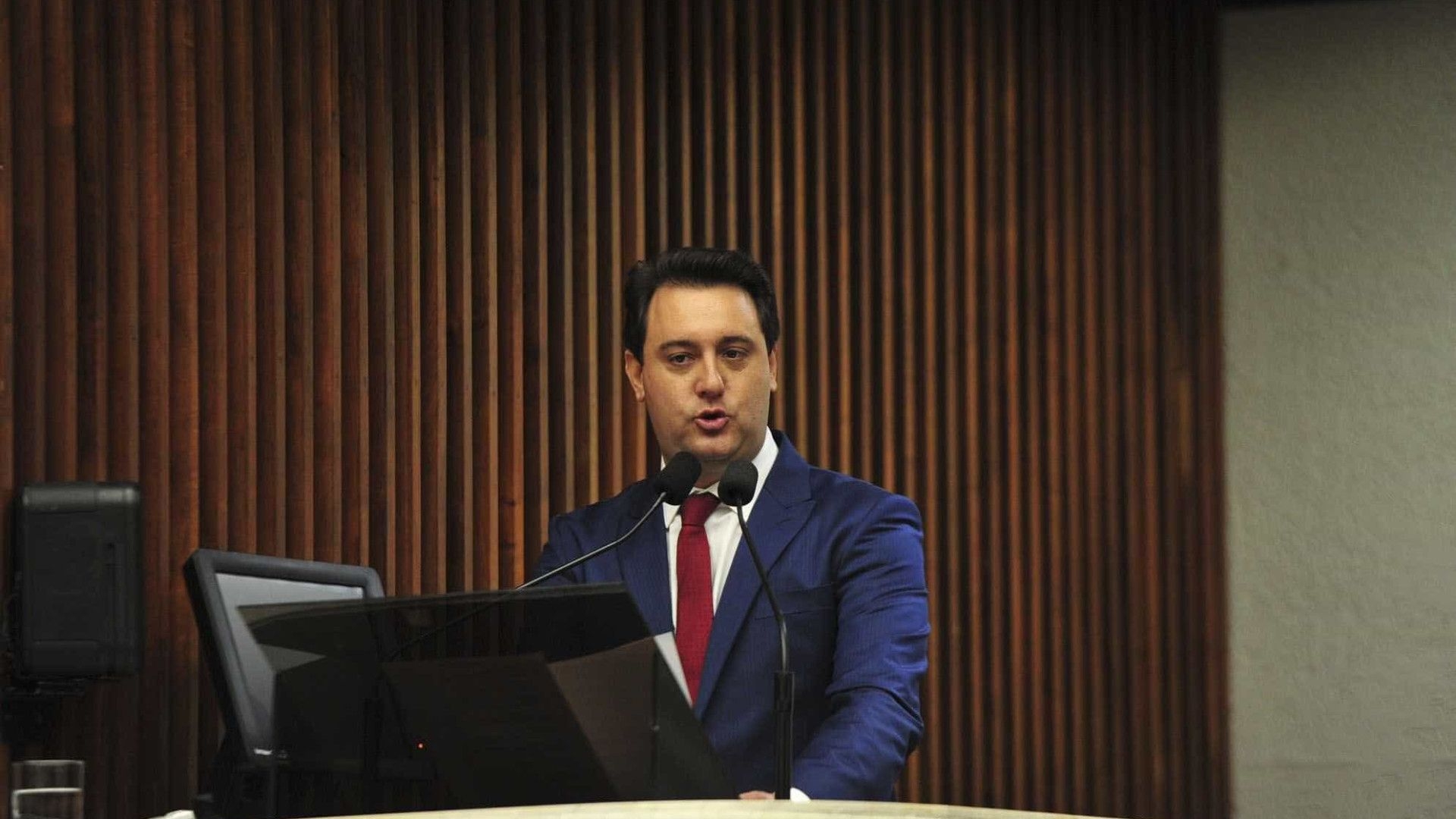 Ratinho Jr. tenta tirar pé do bolsonarismo e impor às pressas marcas para 2026