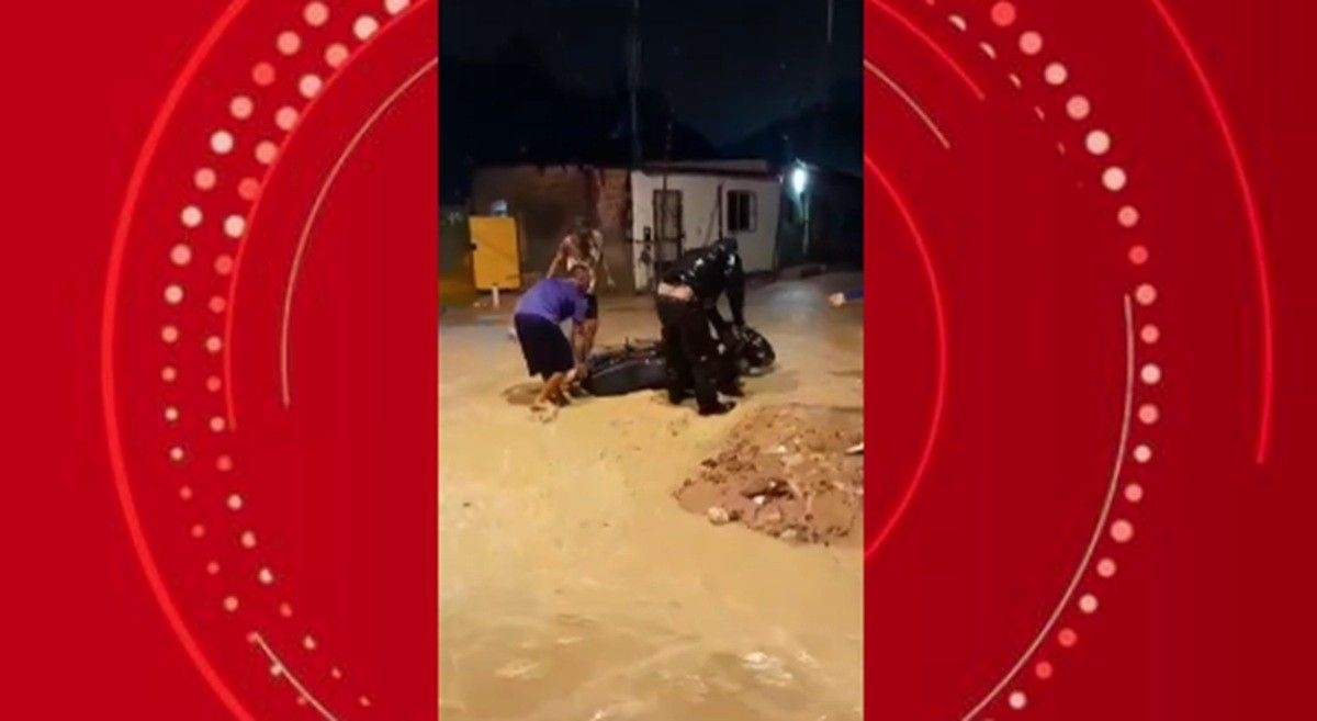 Motociclista arrastado por enxurrada em Maceió