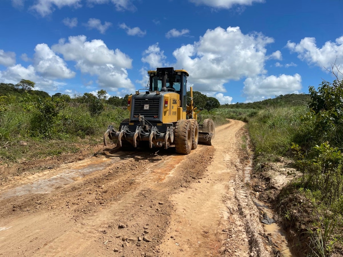 Penedo regulariza estradas em Assentamento e Marizeiro