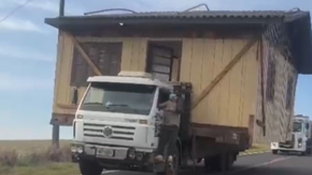 Caminhão transporta casa inteira em rodovia no Paraná