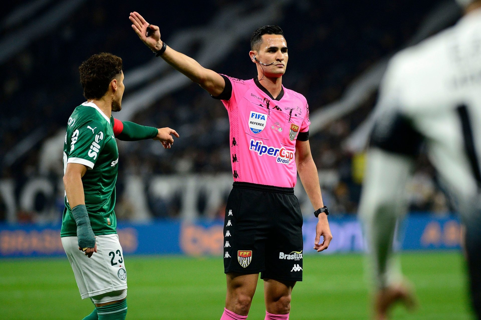 Árbitro Matheus Candançan comanda jogo Grêmio x CSA na Copa do Brasil