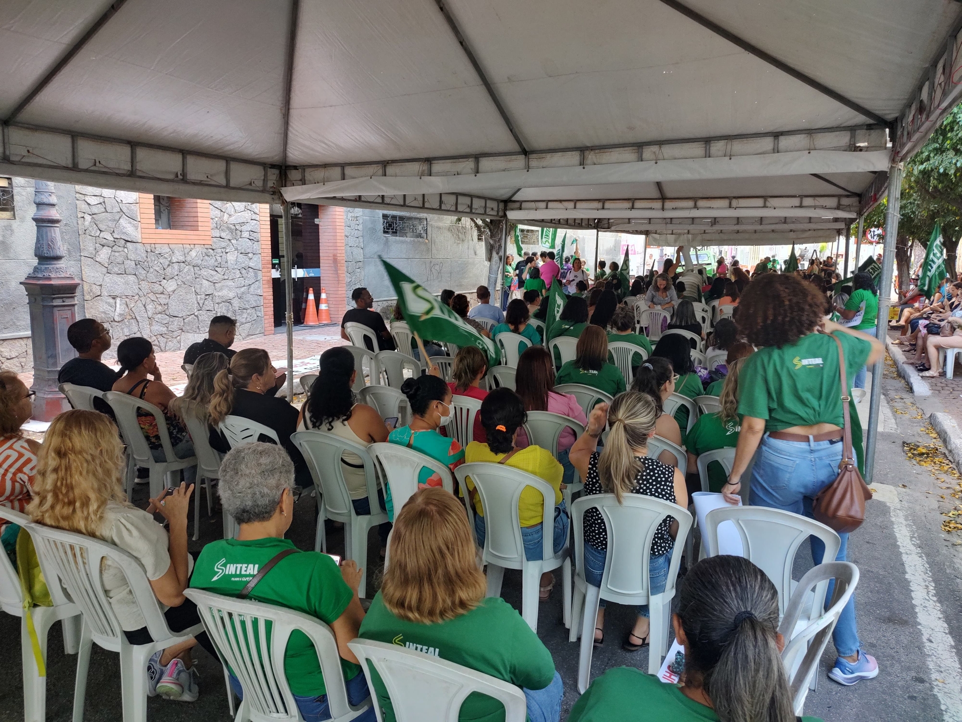 Servidores da Educação de Maceió fazem greve e ocupam rua