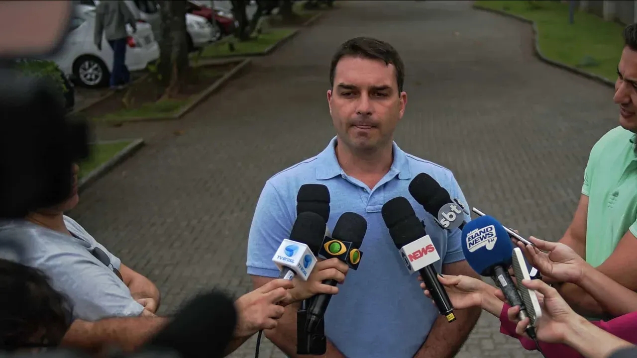 Flávio Bolsonaro relata estado de saúde de Jair