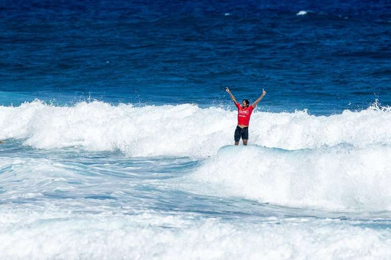 Surfe: Gabriel Medina é campeão invicto e Luana Silva conquista vaga olímpica