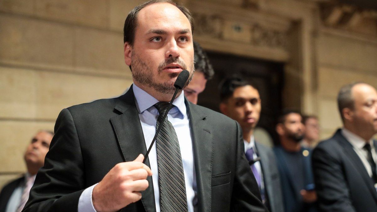 Carlos Bolsonaro alerta sobre risco à saúde de Jair