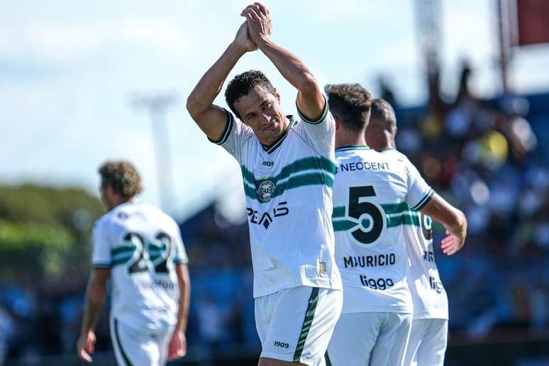 Damião estreia com gol pelo Coritiba e Guto rechaça importância do camisa 9: 'Mais uma liderança no grupo'